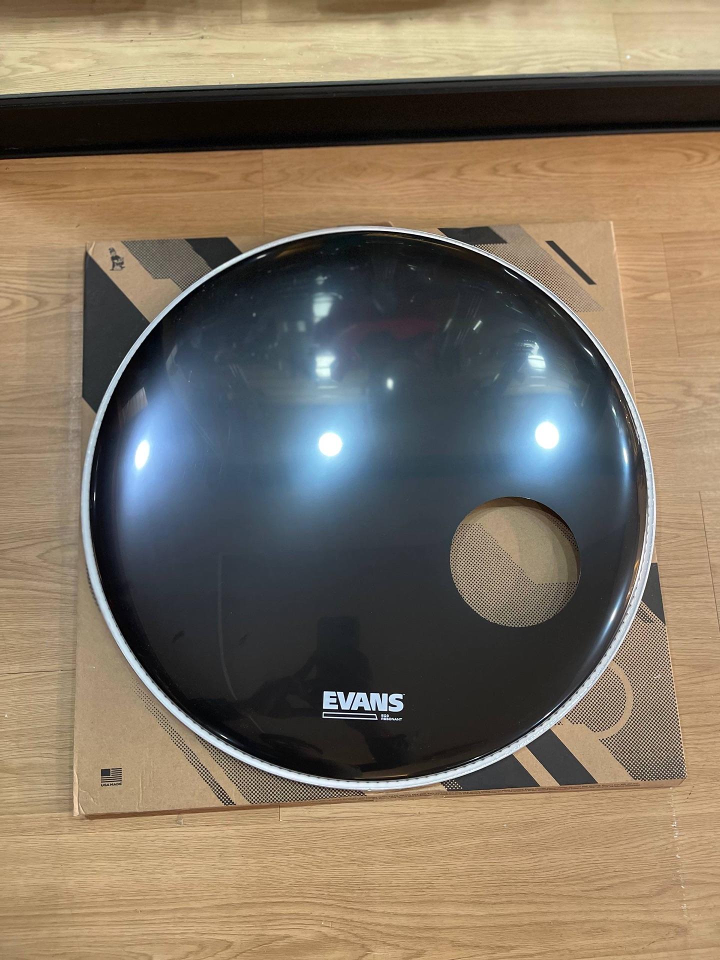 Evans BD22RB – Evans EQ3 Resonant Black Bass Drum Head (22”)
