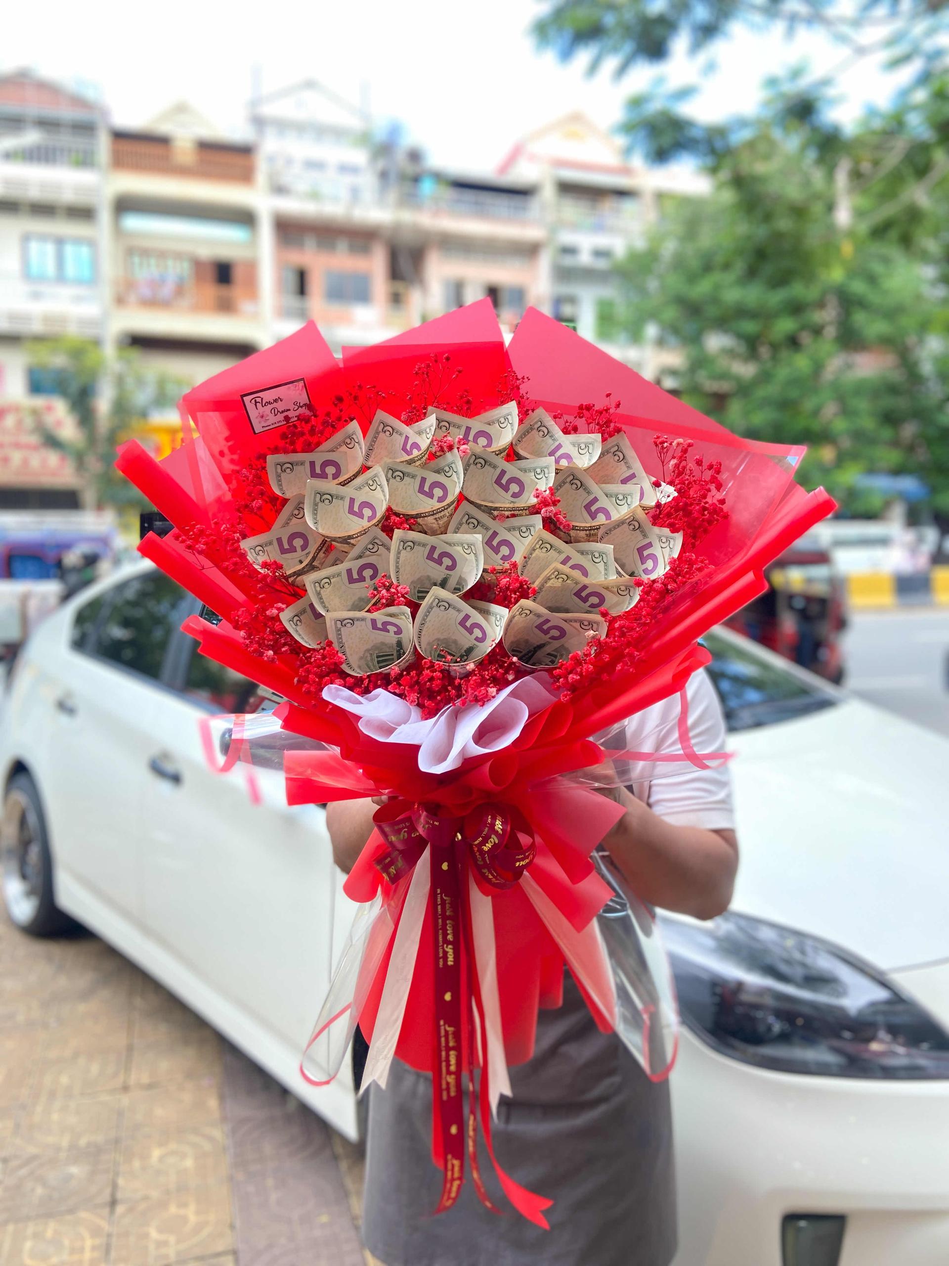 លុយភ្ញៀវ100$(5$x20សន្លឹក​)