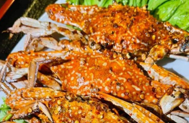 ក្តាមអាំងអំបិលម្ទេស / 用盐和胡椒烤制的螃蟹