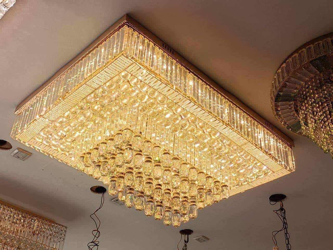 អំពូលពិដានគ្រិស្ដាល់
