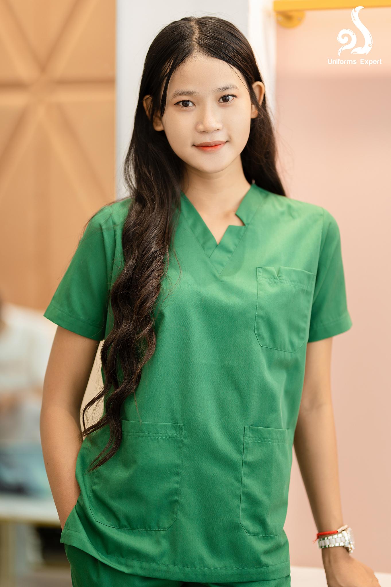 ឈុតនារីពណ៌បៃតង ឆែកក៏ -
Nurse set for women Green color