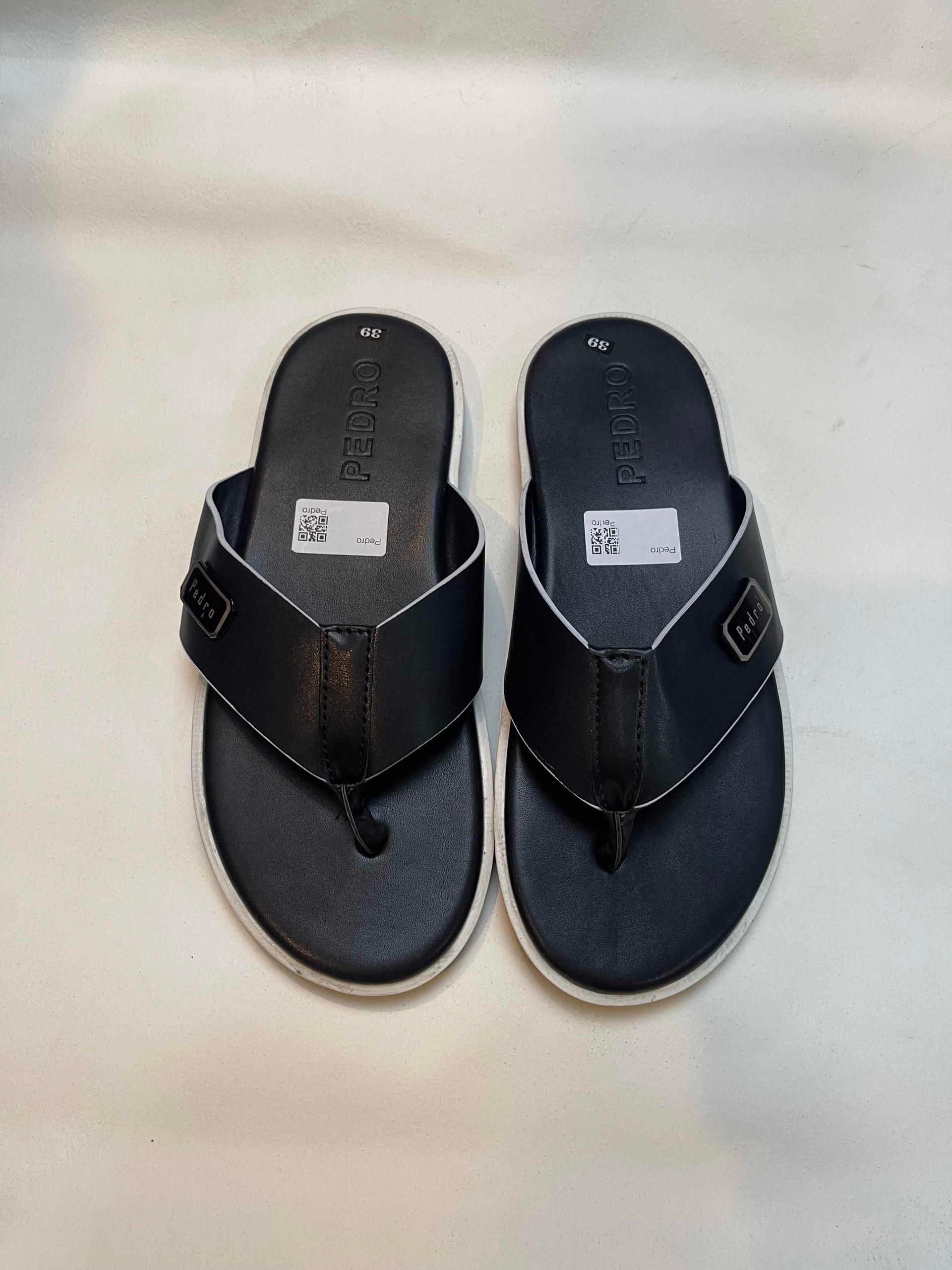 ស្បែកជើង
