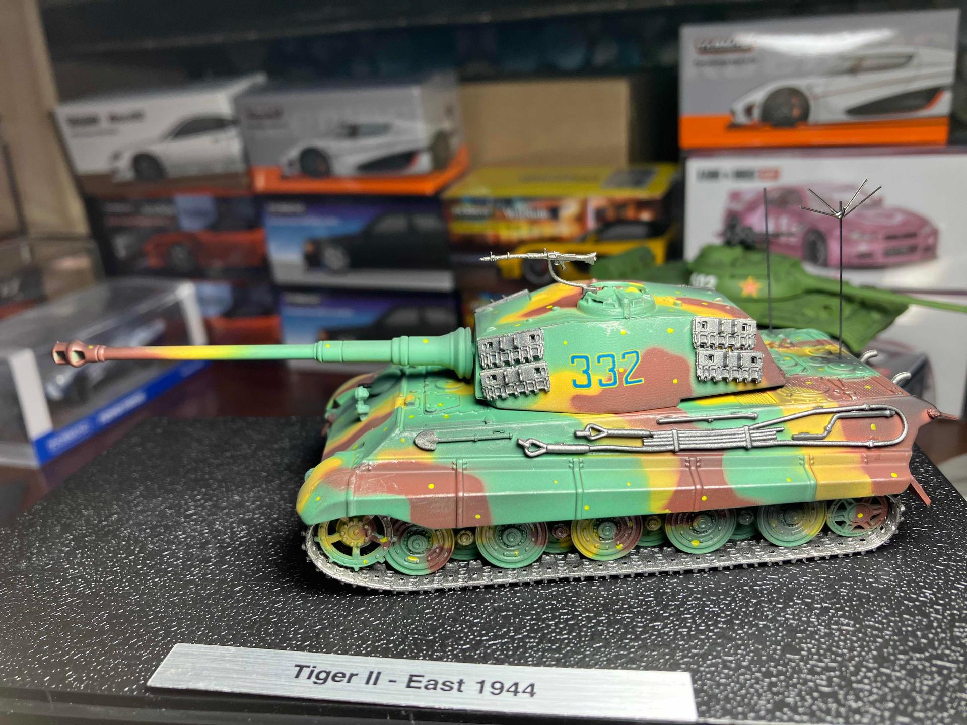 1/72Tiger 2-East 1944 (ប្រអប់កញ្ចក់ )