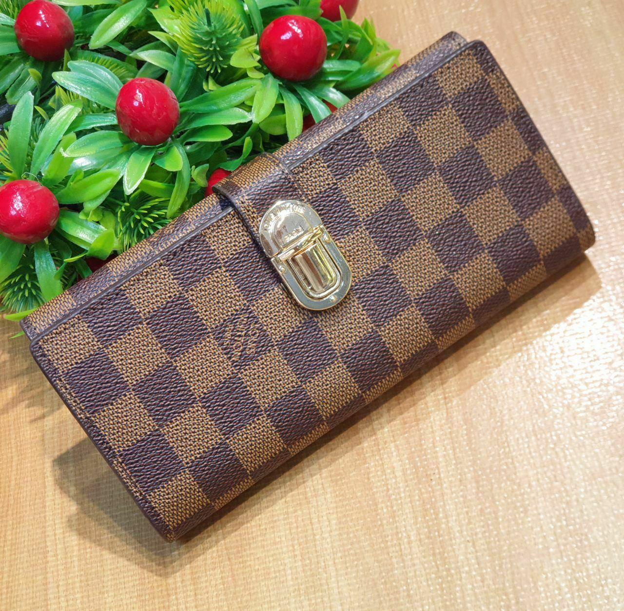 កាបូបម៉ាក”LV“