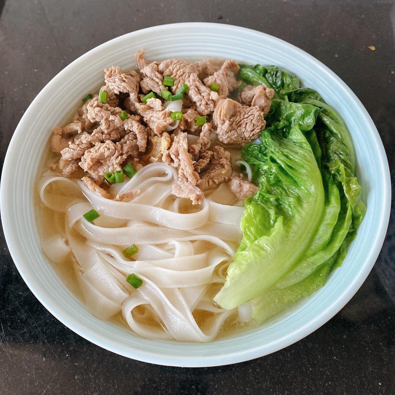 牛肉汤河粉 — Beef Flat Rice Noodle Soup — គុយទាវស៊ុបសាច់គោ — $6