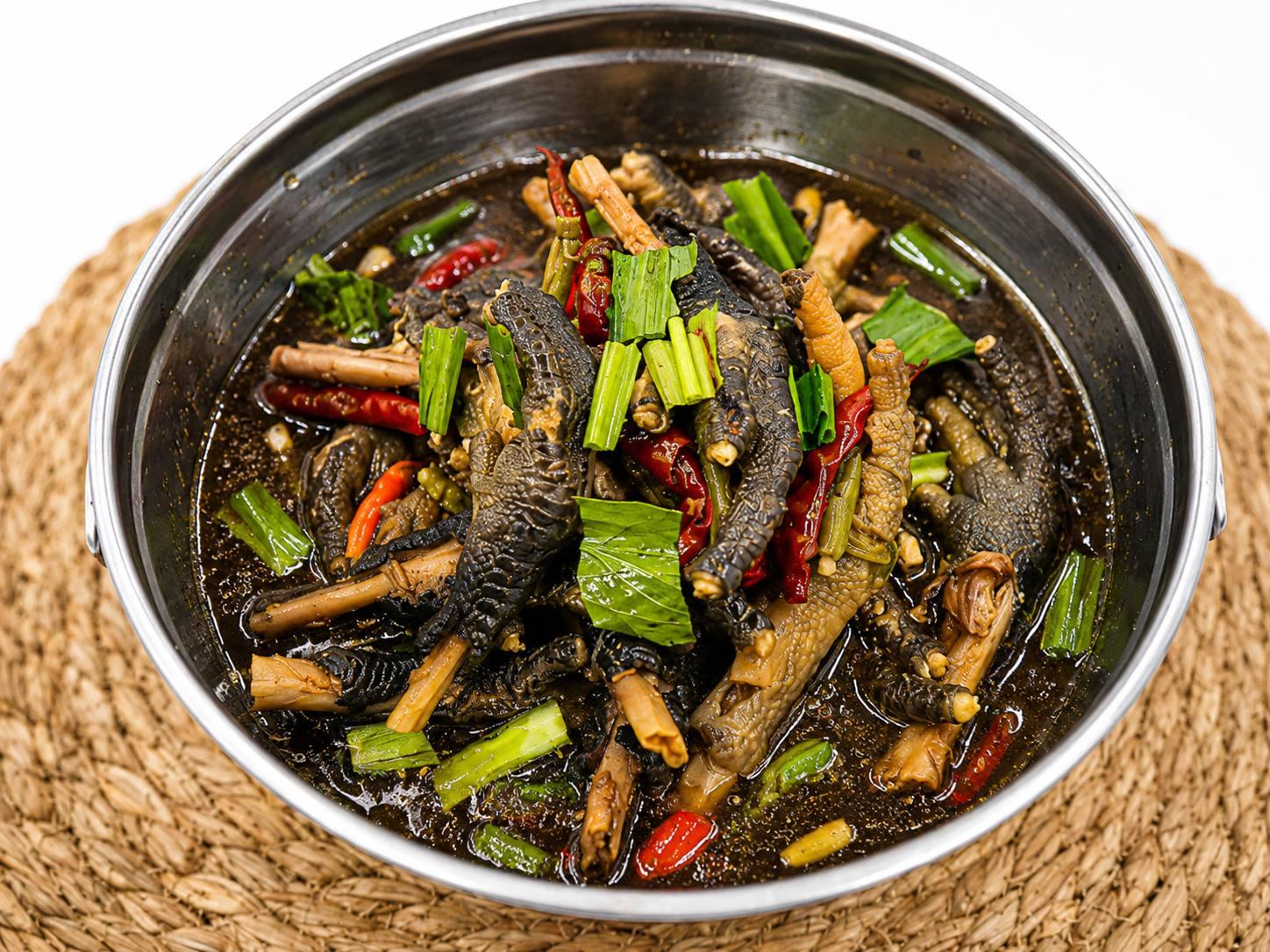 ស៊ុបជើងមានទឹកខ្មៅ