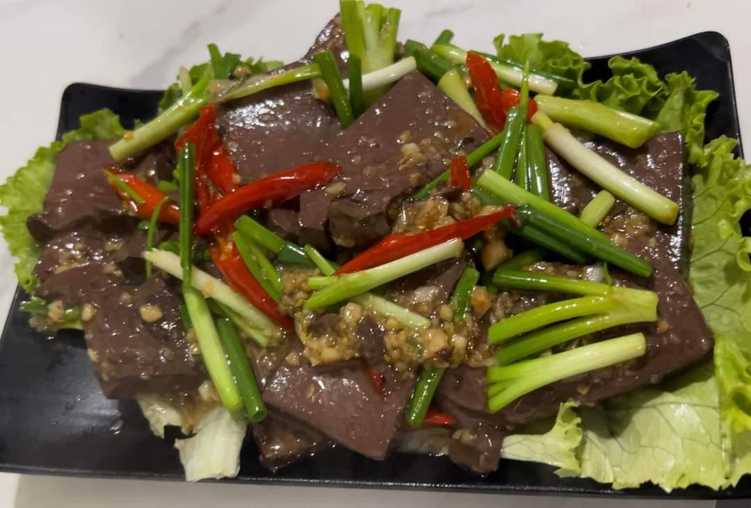 ឈាមទាឆាគល់ខ្ទឹម / 炸血鸭