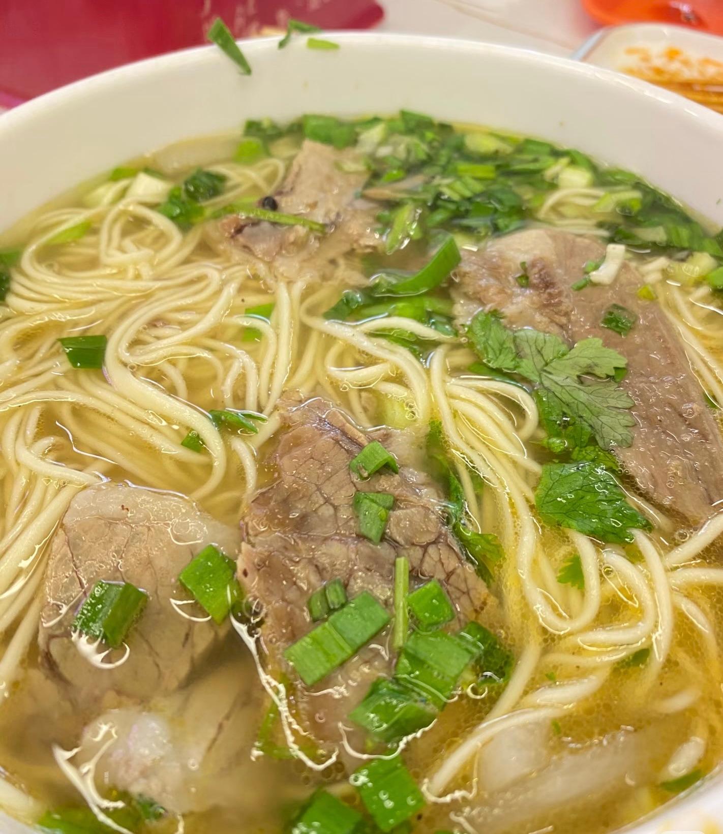 牛肉汤面 មីស៊ុបសាច់គោ