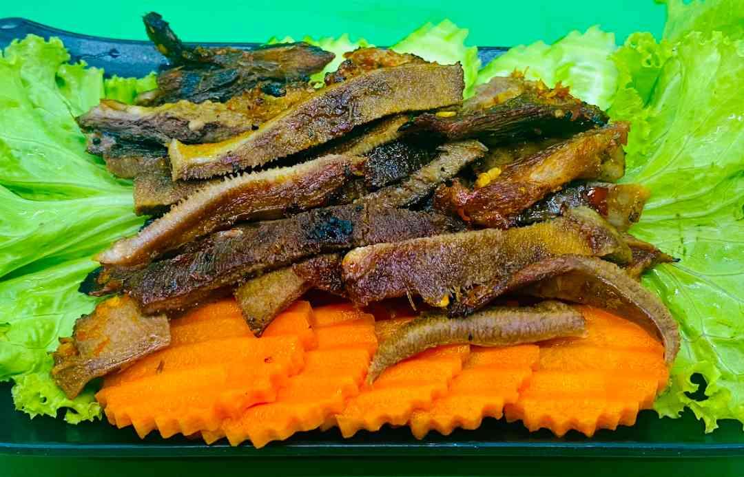 អណ្តាតគោ អាំងអំបិលម្ទេស / 烤牛舌,佐以盐和胡椒