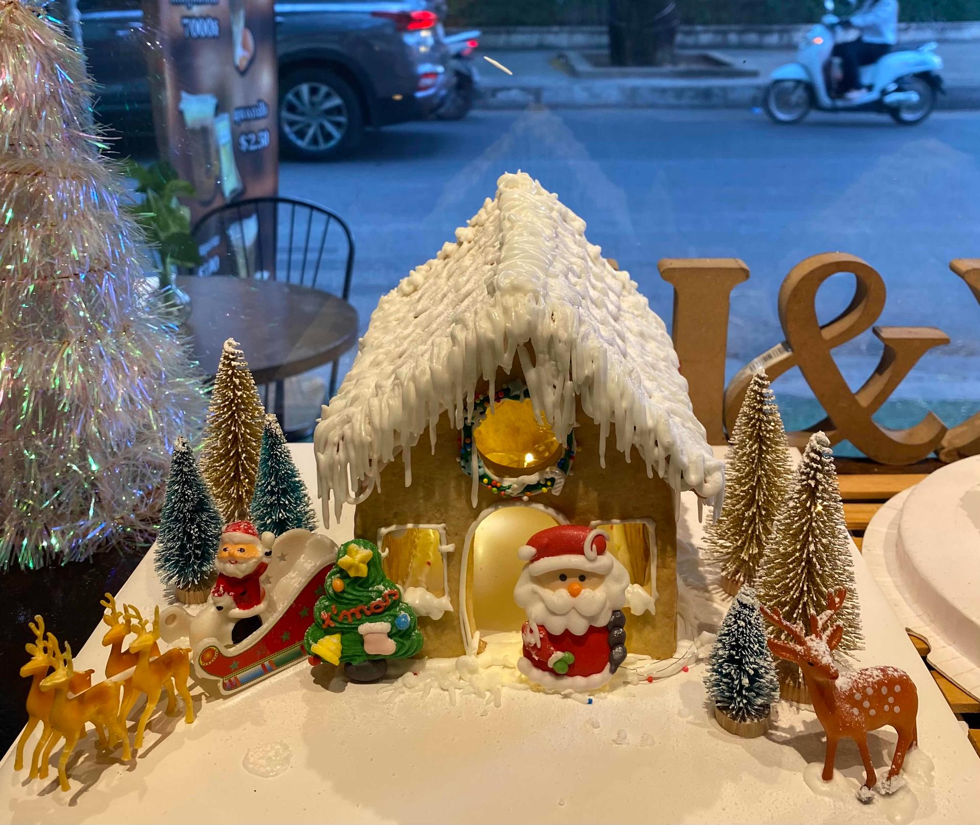 Ginger Bread House ( នំដេក័រស្រាប់ )