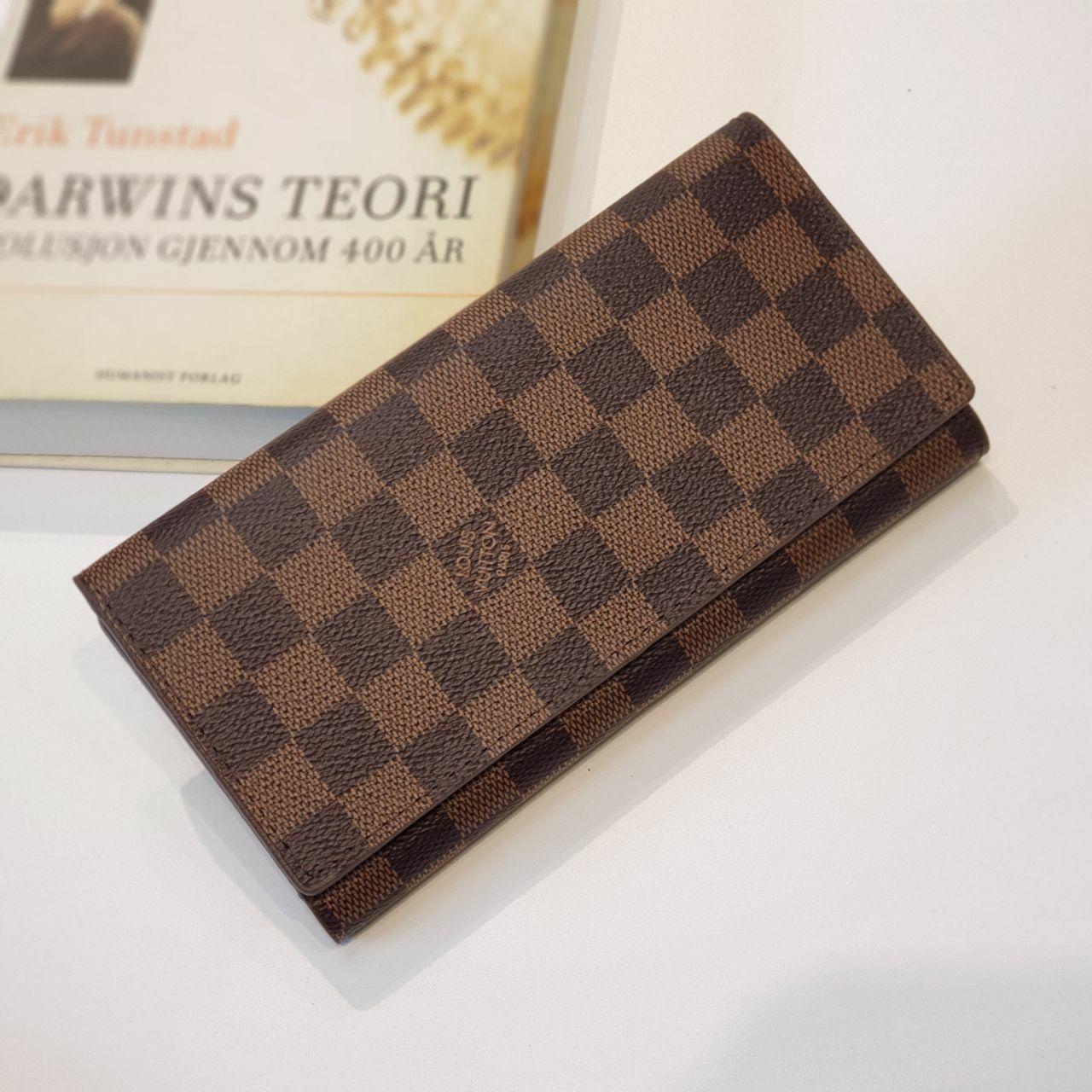 កាបូបម៉ាក”LV“