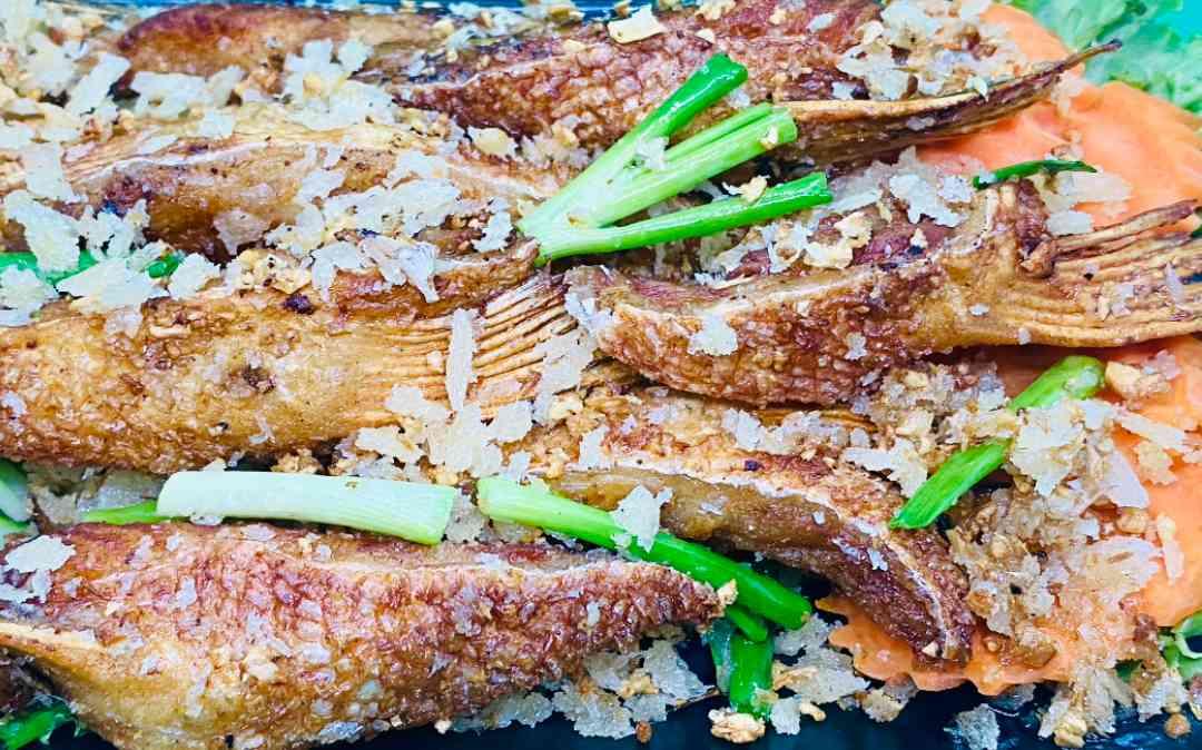 ព្រុយត្រីសាម៉ុនបំពងខ្ទឹមស / 蒜蓉炸三文鱼鳍