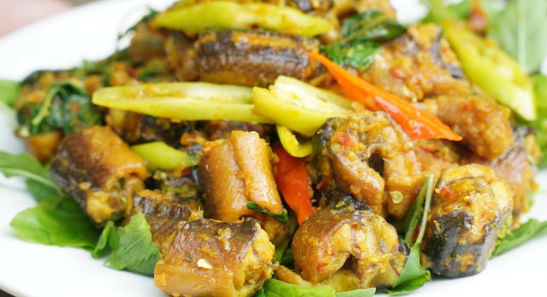 អន្ទង់ ឆាគ្រឿង / 炸鳗鱼