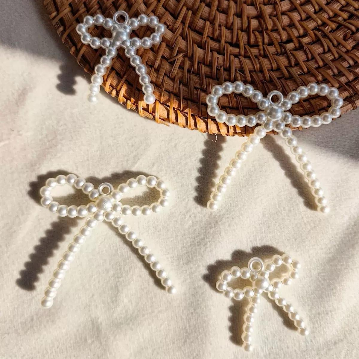 Bow pendant style