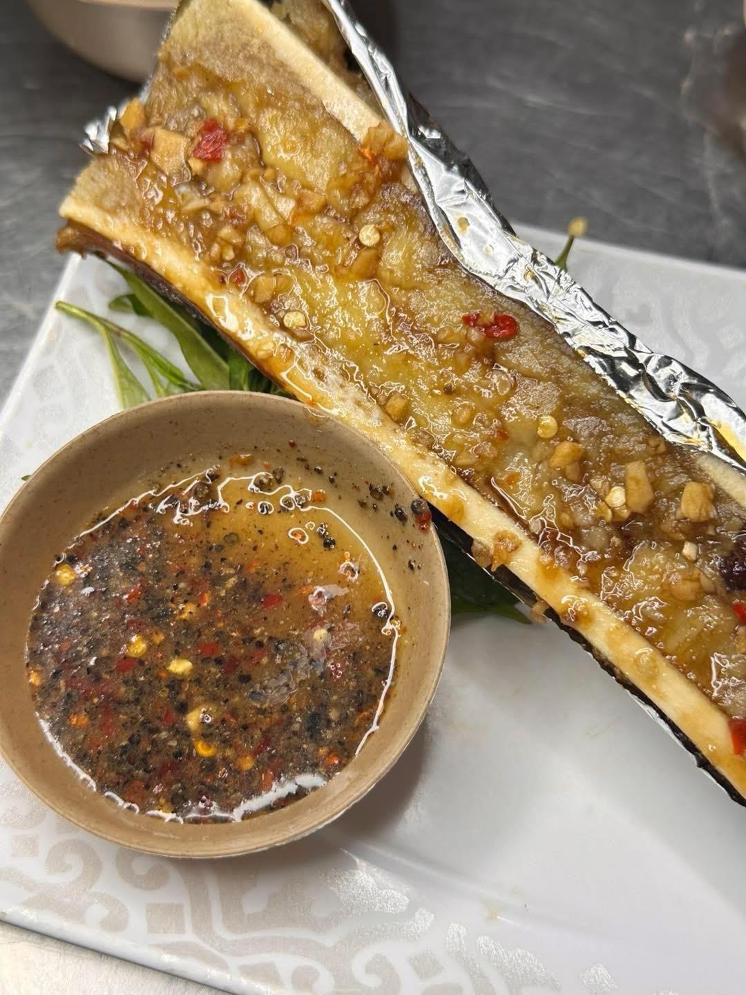 ខួរឆ្អឹងស្មងគោអាំង អំបិលម្រេច