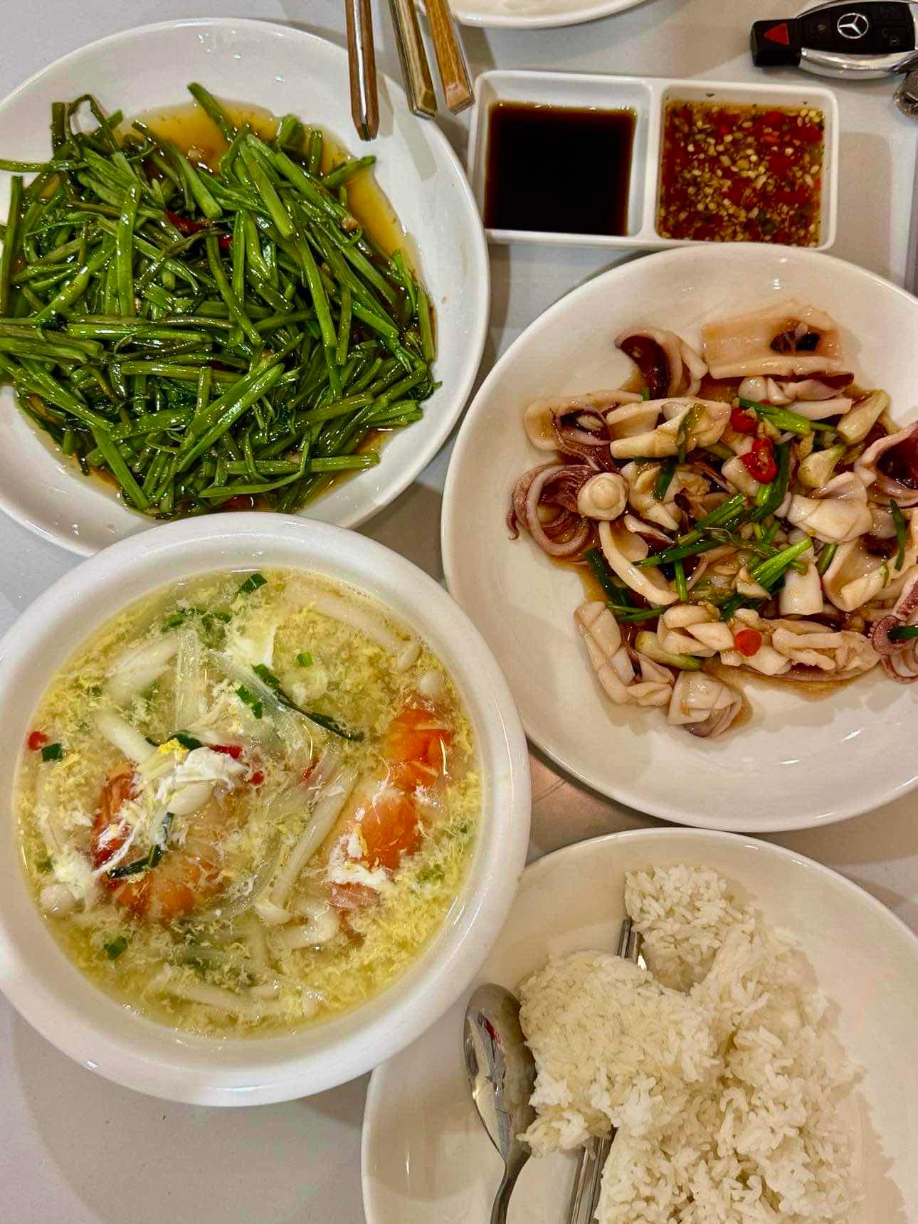 ឈុតពិសេសរួមមិត្ត ( សម្លរជ្រក់ខួរបង្កង ត្រកួនឆាប្រងខ្យង ឆាមឹក បាយស២ កូកាទឹកកក ២ )