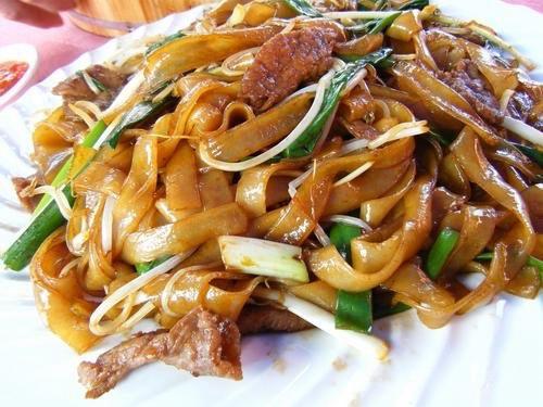 Stir-Fried Rice Noodle with Beef (乾炒牛河)