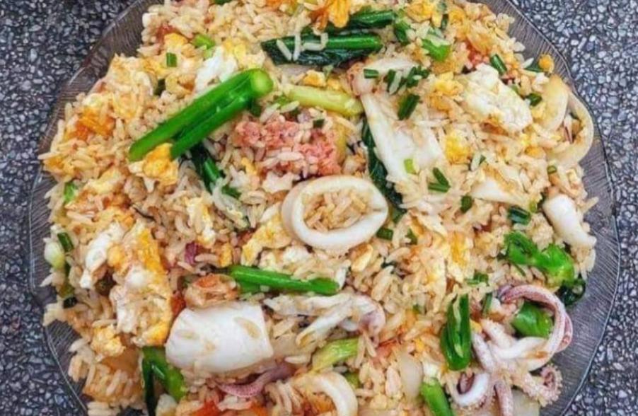 បាយឆាគ្រឿងសមុទ្រ / 海鲜炒饭