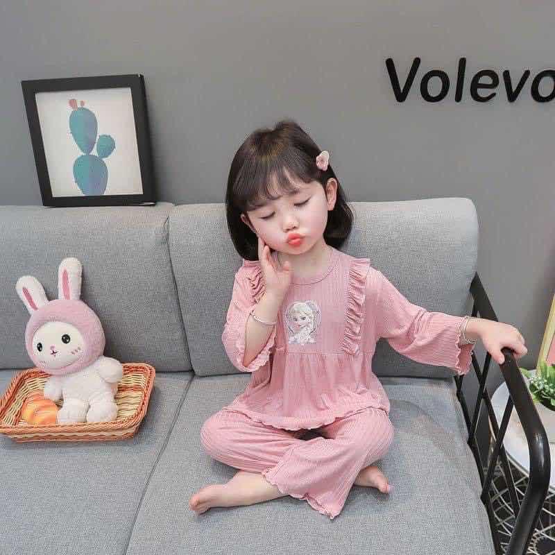 ឈុតគេងក្មេងស្រី