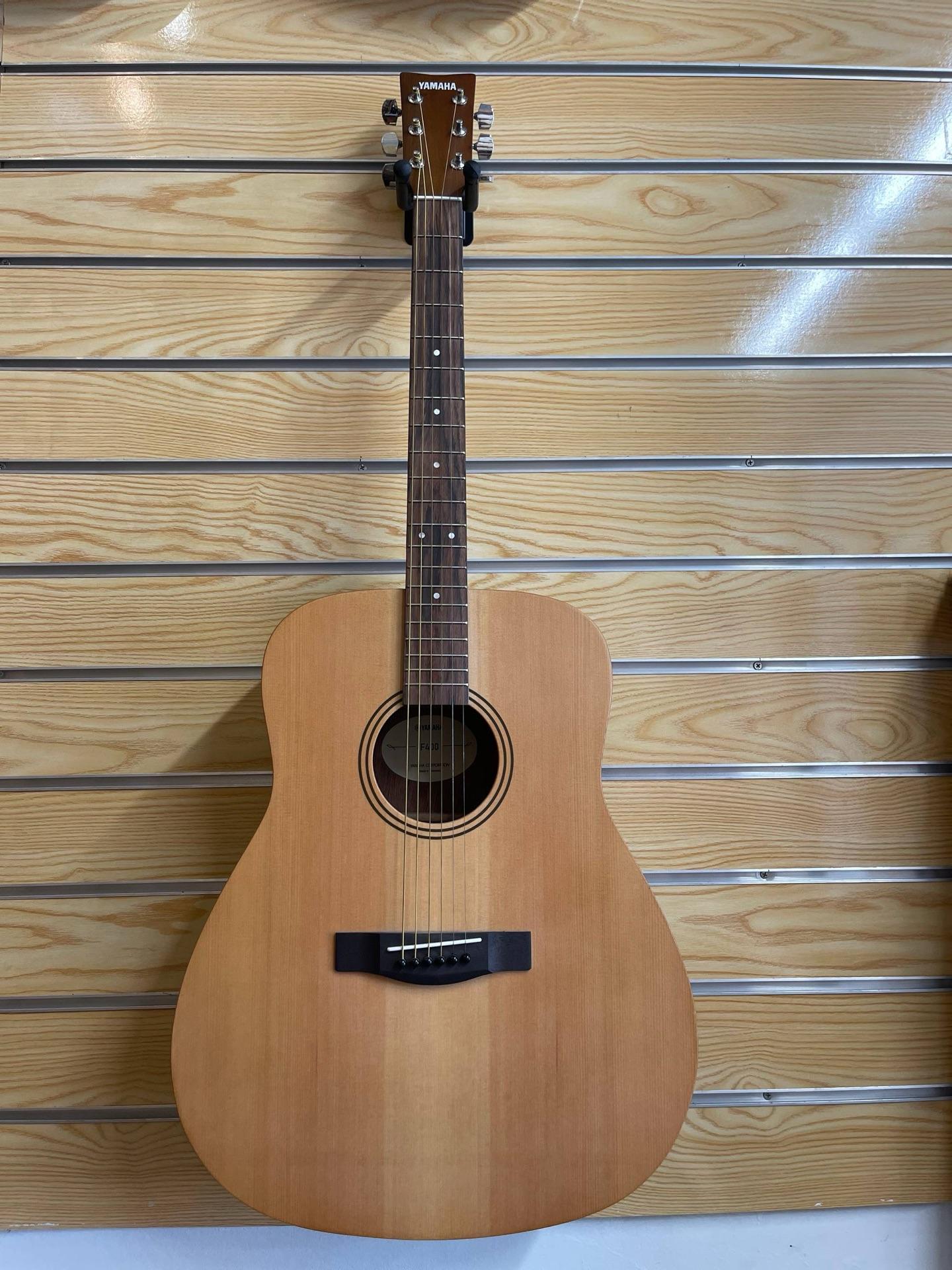 🎸 Yamaha F400 Acoustic Guitar
