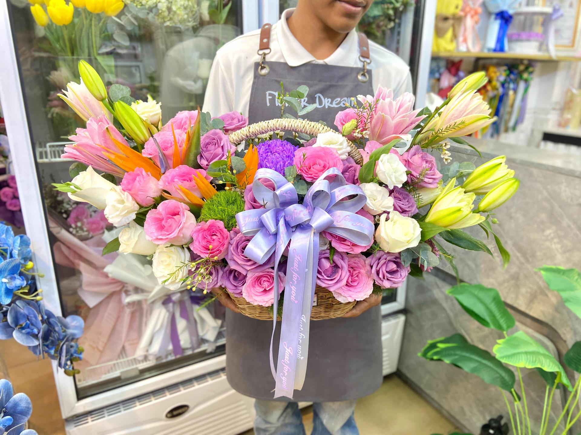 កន្ត្រក់ផ្កា​ពណ៌​ស្វាយ​ចំរុង​