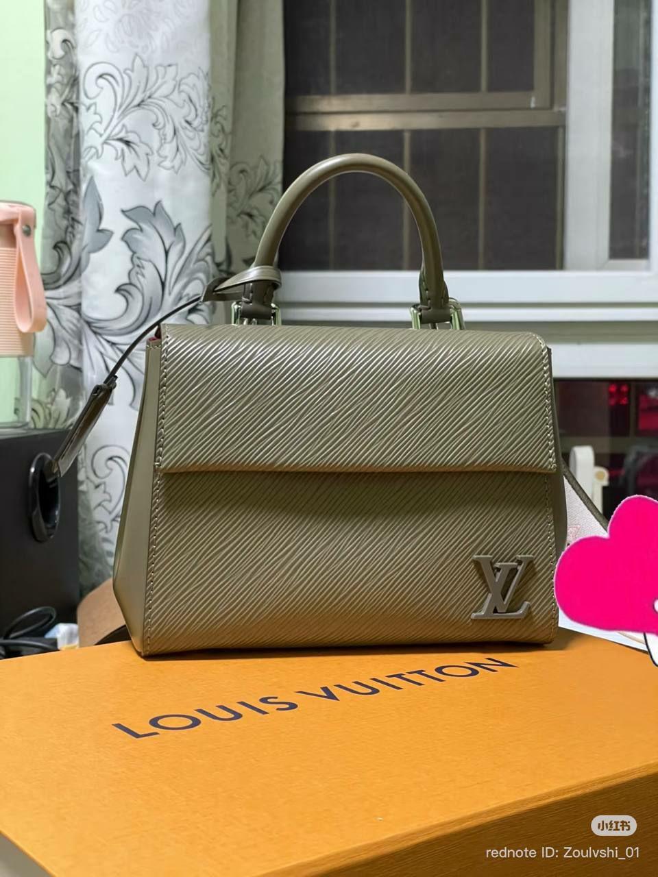 កាបូបម៉ាក”LV”