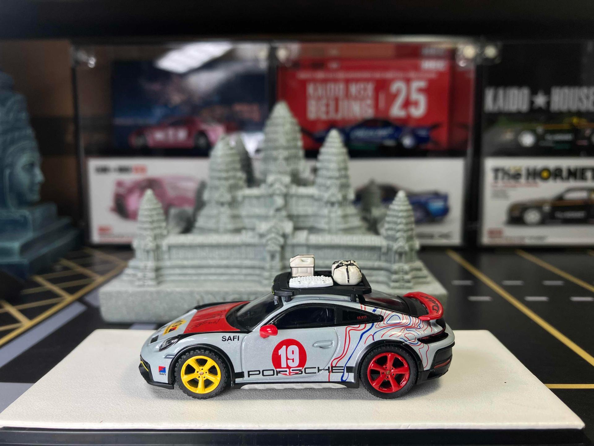 1/64 Porsche 911 Dakar Uncle Rally