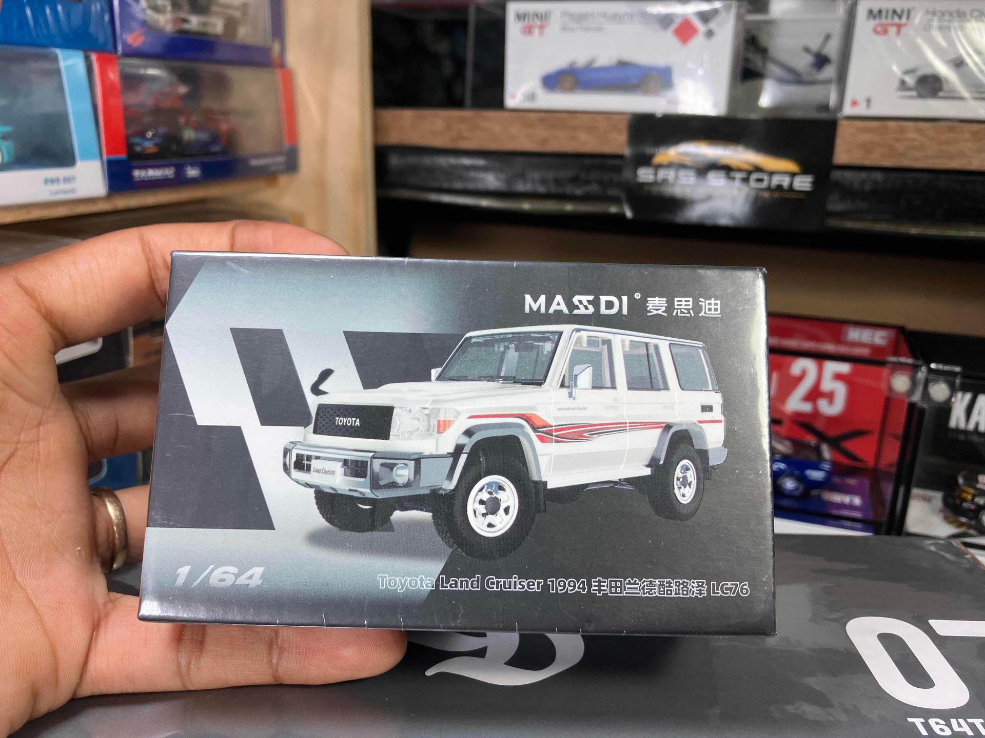1/64 Toyota land cruiser LC76 (1994)⚪️