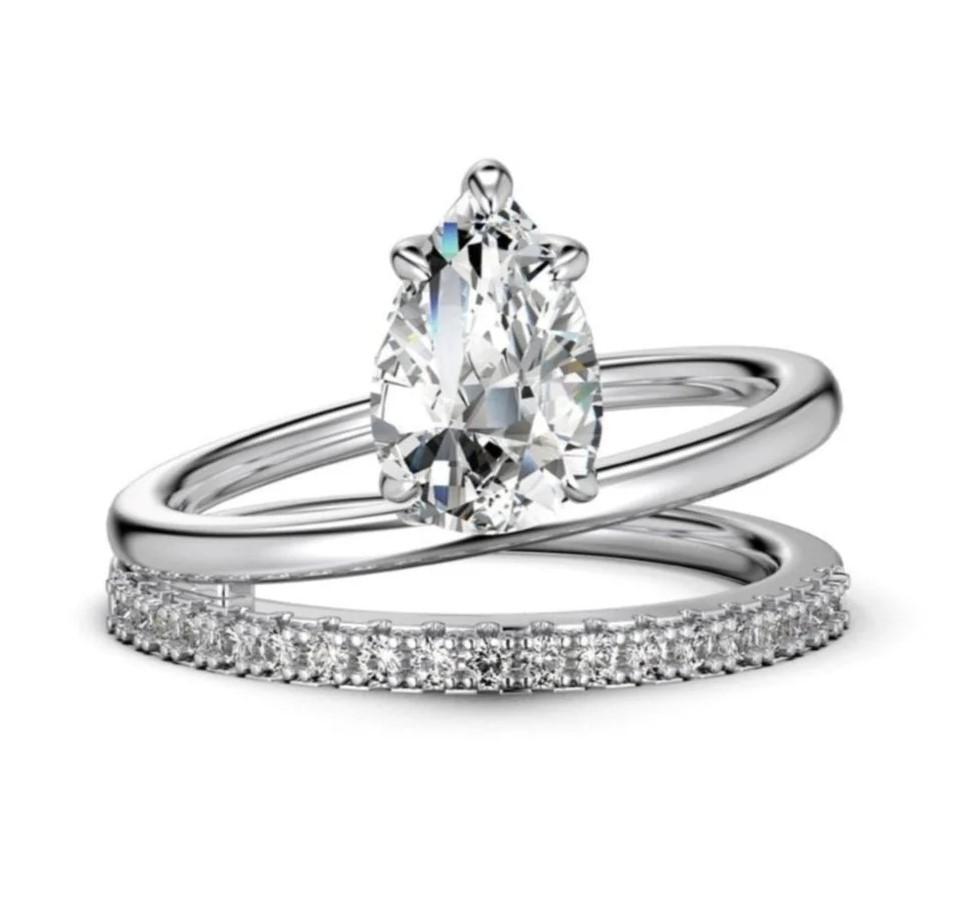 Icônic Crystals 1.5 Carat Double Band Pear Solitaire Engagement Ring