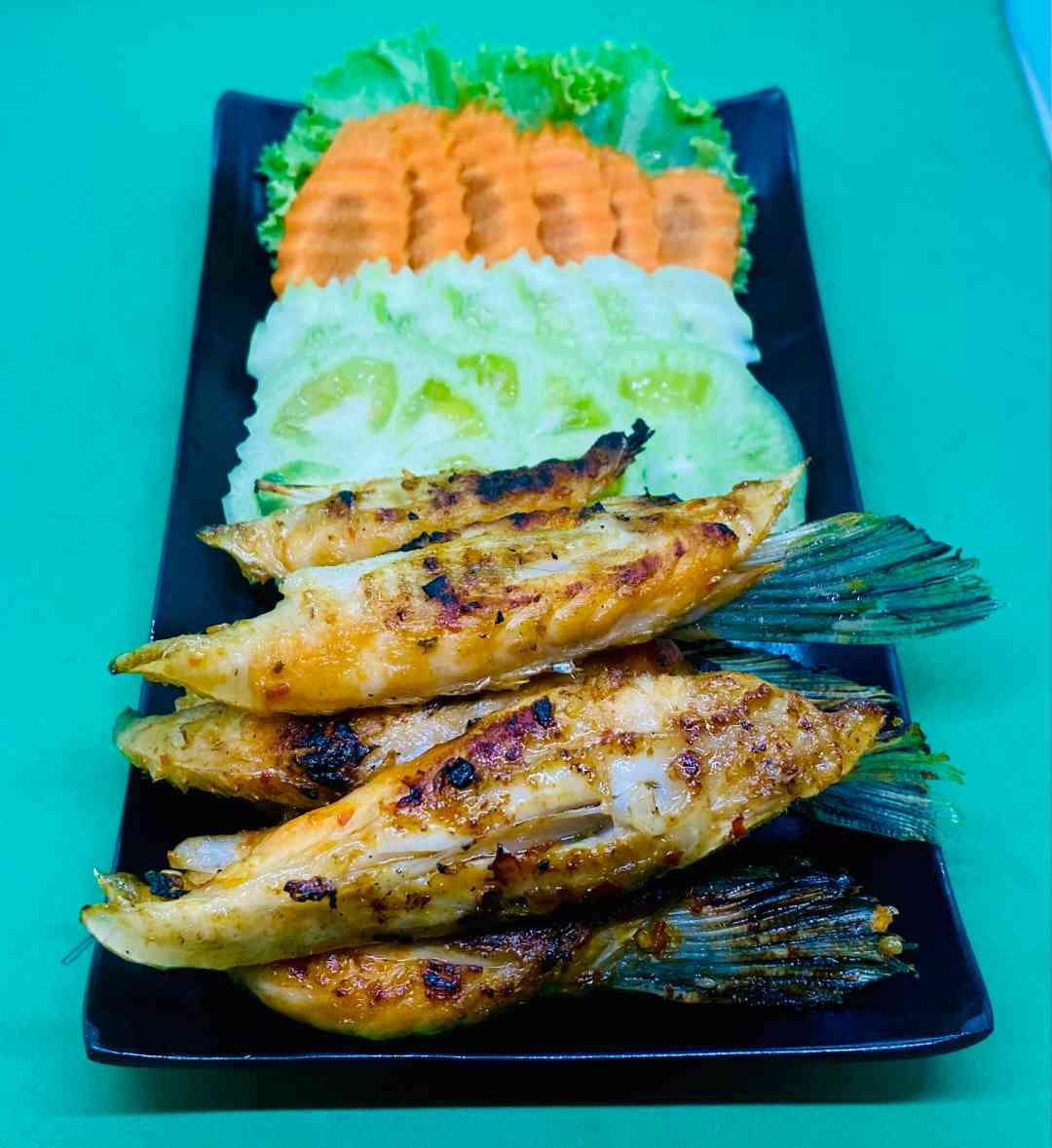 ព្រុយត្រីសាម៉ុនអាំងអំបិលម្ទេស / 烤三文鱼柳,佐以盐和胡椒
