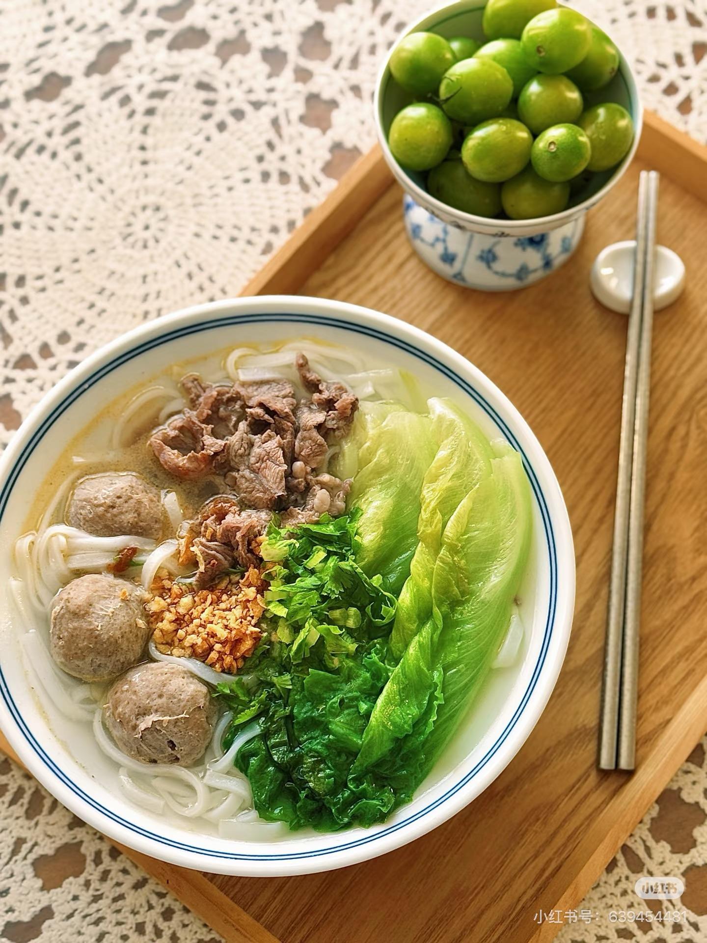 Beef Meatball Soup with Noodles 牛肉丸汤和粉