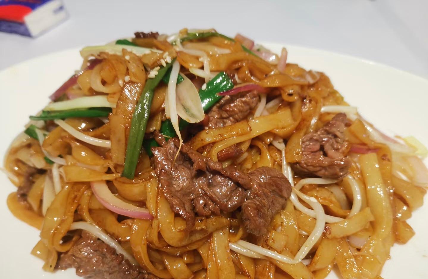 干炒牛河 គុយទាវ ឆាសាច់គោ