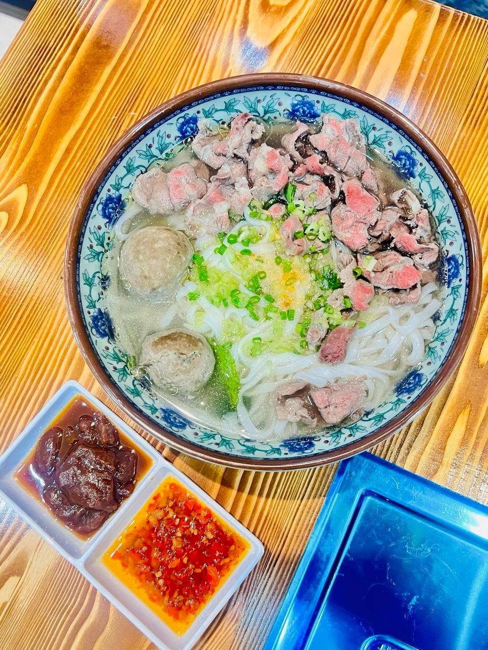 牛肉汤河粉 — Beef Flat Rice Noodle Soup — គុយទាវស៊ុបសាច់គោ — $6