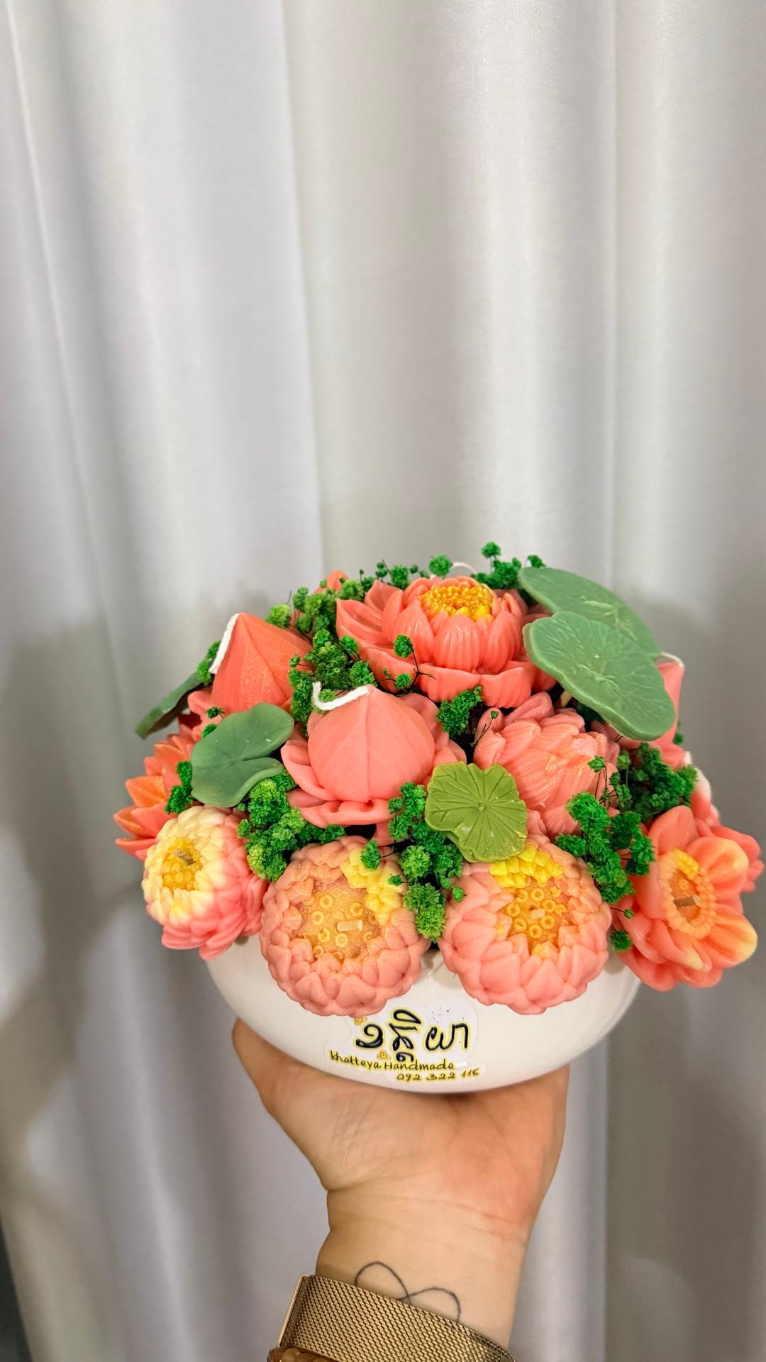 Lotus Candle Size M