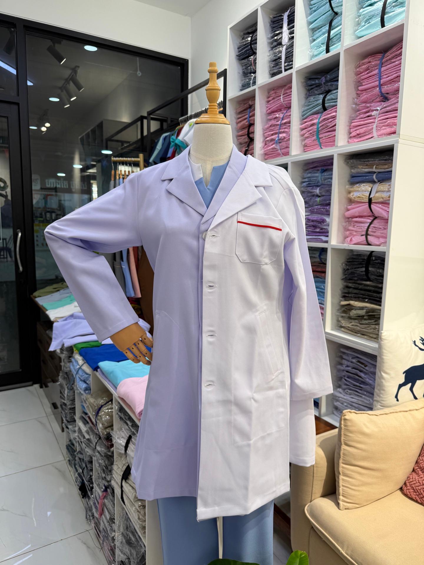 អាវប្លូសនារី ពណ៌ស បែកស្វាយ សាច់លេខ1 ត្រេពណ៌ក្រហម🔴 White coat for pro red striped