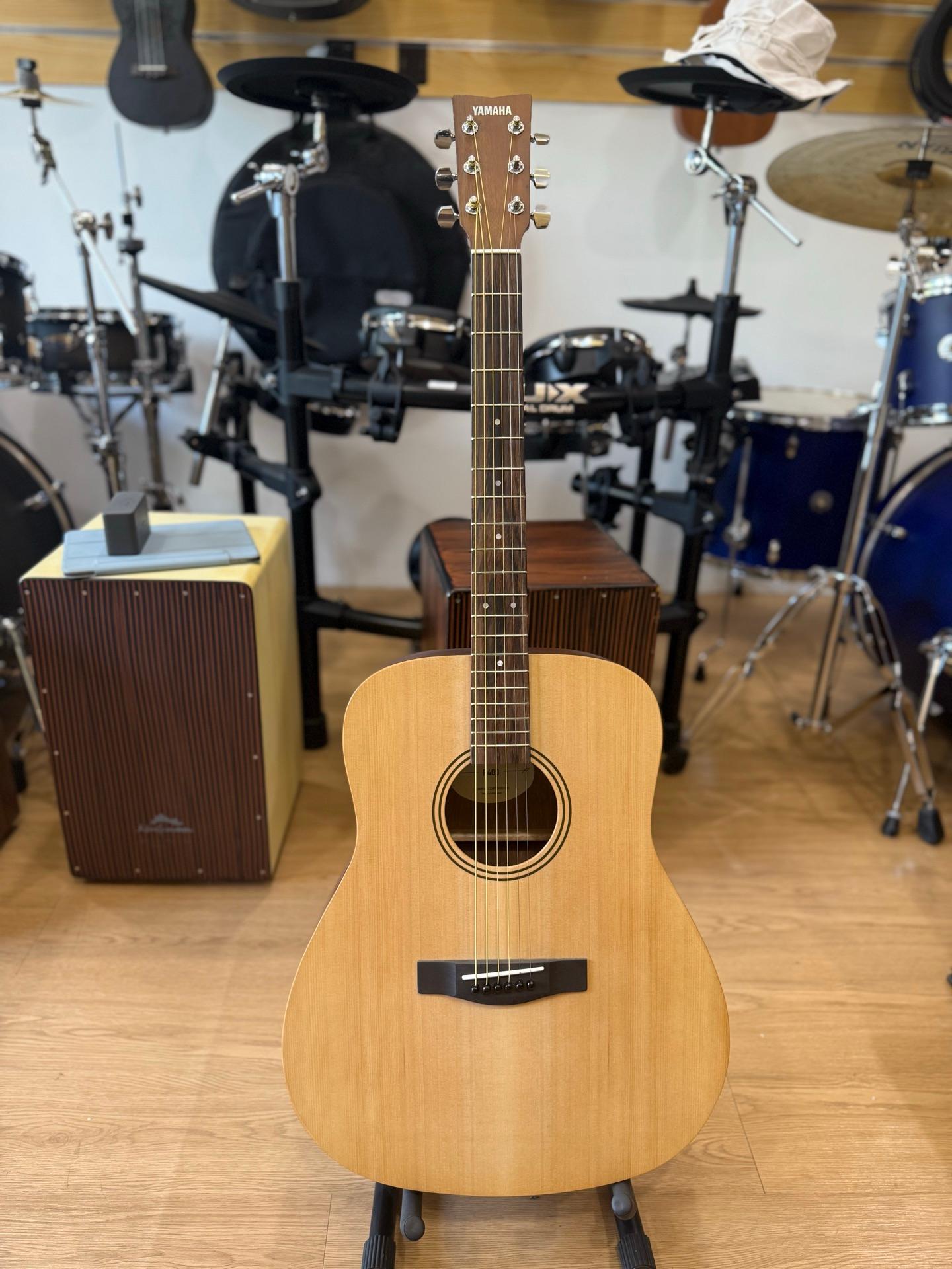 🎸 Yamaha F400 Acoustic Guitar