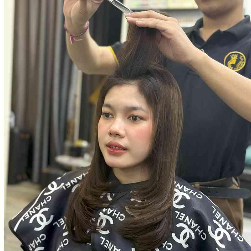  កាត់សក់ម៉ូតរះ និង​ កក់សក់