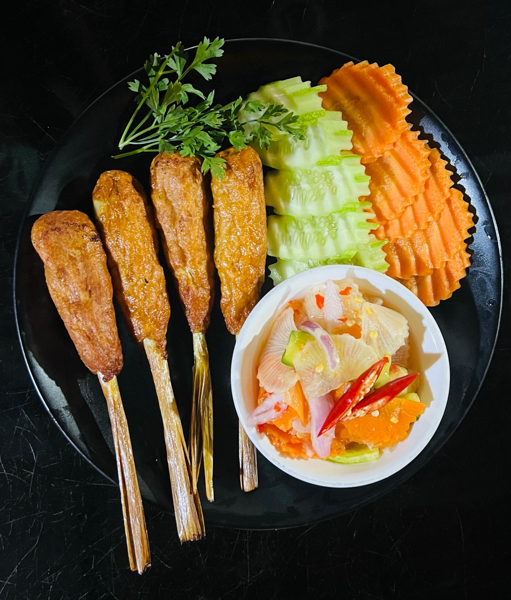 សាច់ជ្រូករុំគល់ស្លឹកគ្រៃ​ / 香茅葉包裹的豬肉